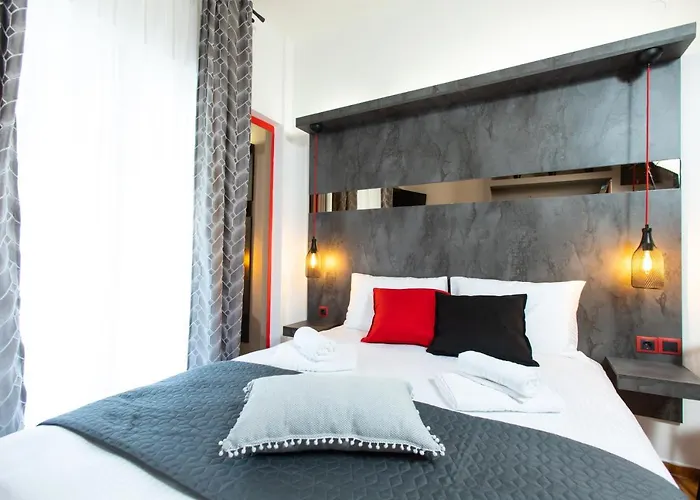 Downtown Luxury Boutique : The Red Daire